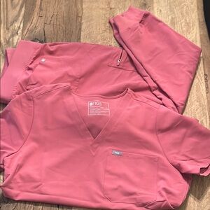 Figs Coral Scrub Set